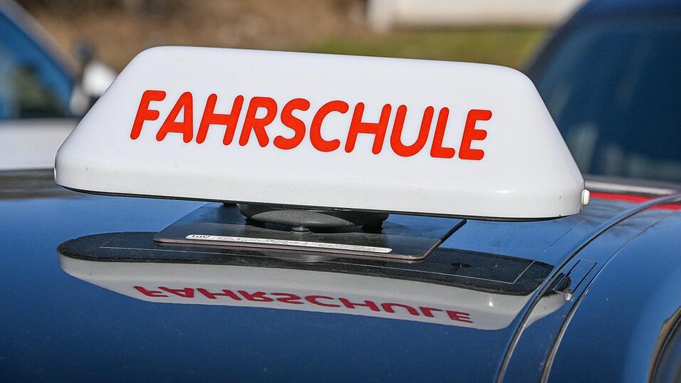Wegen vermeintlicher sexueller Belästigung hat sich ein Fahrlehrer aus dem südlichen Landkreis Landshut zu verantworten. Wegen vermeintlicher sexueller Belästigung hat sich ein Fahrlehrer aus dem südlichen Landkreis Landshut zu verantworten.