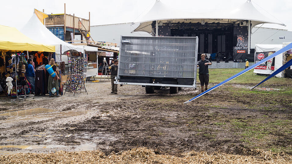 Auf dem Campingplatz lassen es die Pfingst-Open-Air-Besucher richtig krachen, aufgenommen von Regina H&ouml;lzel am Freitag.
