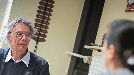 Wenn Menschen nach Deutschland kommen, brauchen sie vielfältige Unterstützung: Beim Ausfüllen von Anträgen, beim Erlernen der deutschen Sprache und bei der Suche nach geeigneten Unterkünften. Eine Flüchtlings- und Migrationsberatung ist oft die erste Anlaufstelle.