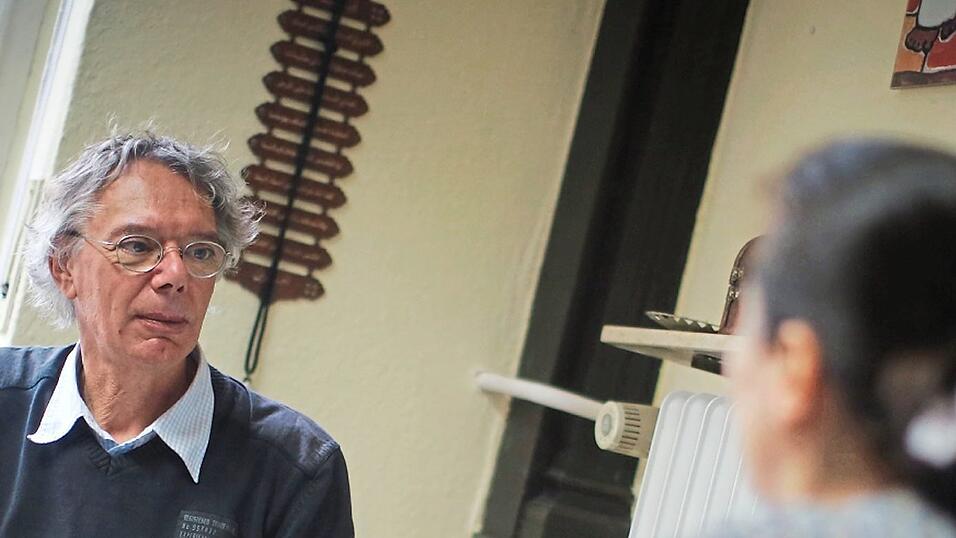 Wenn Menschen nach Deutschland kommen, brauchen sie vielfältige Unterstützung: Beim Ausfüllen von Anträgen, beim Erlernen der deutschen Sprache und bei der Suche nach geeigneten Unterkünften. Eine Flüchtlings- und Migrationsberatung ist oft die erste Anlaufstelle. Wenn Menschen nach Deutschland kommen, brauchen sie vielfältige Unterstützung: Beim Ausfüllen von Anträgen, beim Erlernen der deutschen Sprache und bei der Suche nach geeigneten Unterkünften. Eine Flüchtlings- und Migrationsberatung ist oft die erste Anlaufstelle.