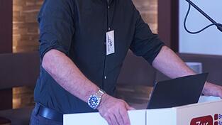 Professor Dr. Gernot Wolfram bei seinem Vortrag. Professor Dr. Gernot Wolfram bei seinem Vortrag.