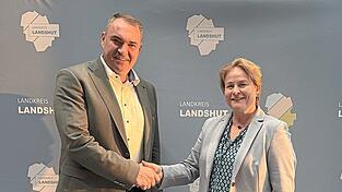 Claudia Geilersdorfer und Alfred Holzner: Händeschütteln kurz vor dem Ergebnis. Claudia Geilersdorfer und Alfred Holzner: Händeschütteln kurz vor dem Ergebnis.