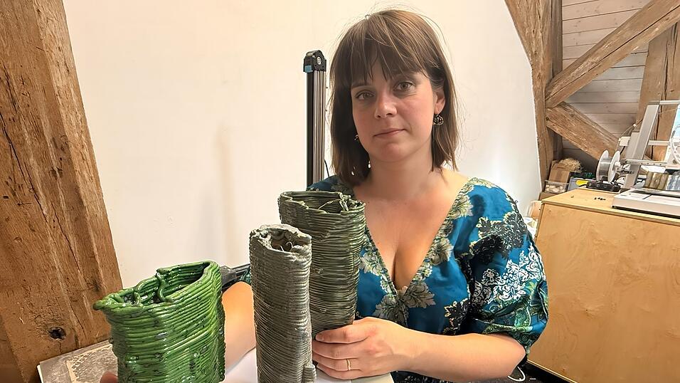 Drei Vasen der Werkreihe „Lichtgewächse 2.0“ sind Marion Abate verblieben. Drei sind bis heute verschwunden. Drei Vasen der Werkreihe „Lichtgewächse 2.0“ sind Marion Abate verblieben. Drei sind bis heute verschwunden.