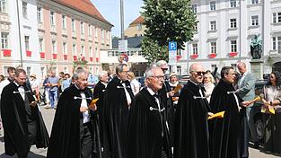 F&uuml;r die Familiaren der Komturei &bdquo;An der Donau&ldquo; ist es Ehrensache, an der traditionellen Regensburger Fronleichnamsprozession teilzunehmen.