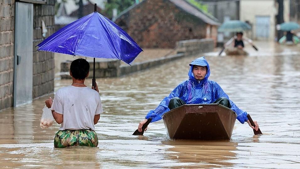 Am Stadtrand von Hanoi stand das Wasser meterhoch in den Straßen. Am Stadtrand von Hanoi stand das Wasser meterhoch in den Straßen.