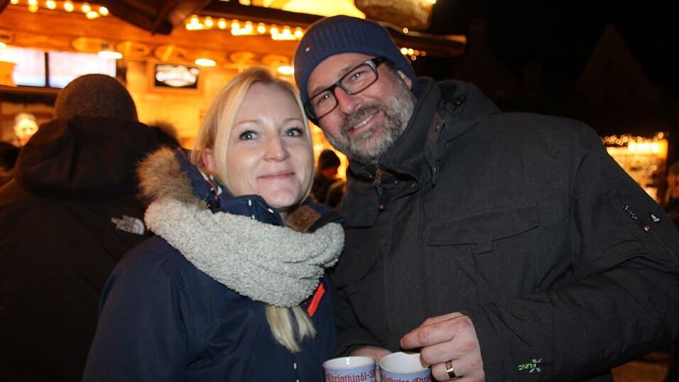 Der idyllische Christkindlmarkt in der Freyung in Landshut zählt zu den schönsten Christkindlmärkten Bayerns. Bei eisigen Temperaturen ist dort insbesondere die Glühwein-Alm natürlich heiß begehrt. Der idyllische Christkindlmarkt in der Freyung in Landshut zählt zu den schönsten Christkindlmärkten Bayerns. Bei eisigen Temperaturen ist dort insbesondere die Glühwein-Alm natürlich heiß begehrt.