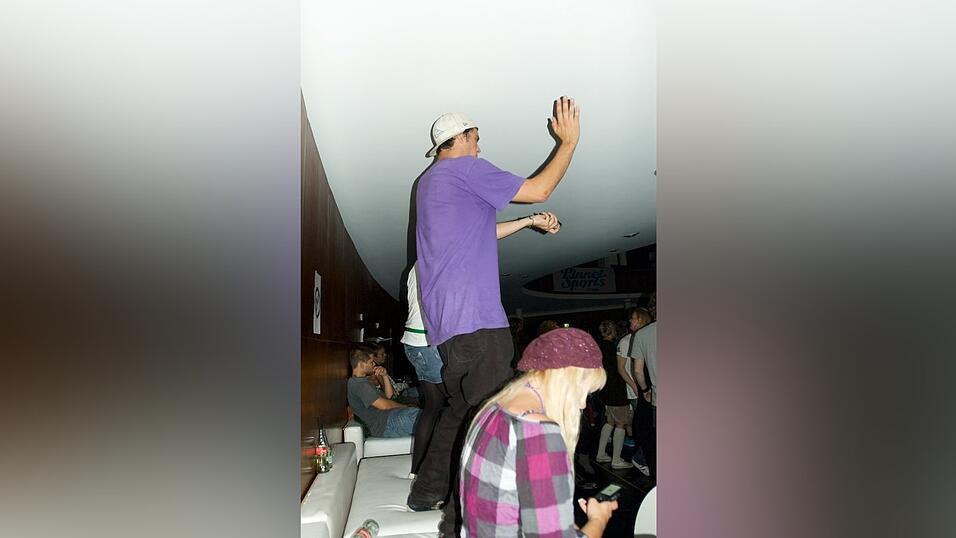 Rund 4000 Boarderfreunde feierten bei der Weltpremiere des neuesten Films von Isenseven, 'Let's go get lost' in M&uuml;nchen.