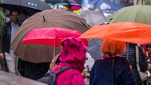 Im Laufe des Tages ziehen schauerartige Regenfälle über den Freistaat. (Symbolbild)