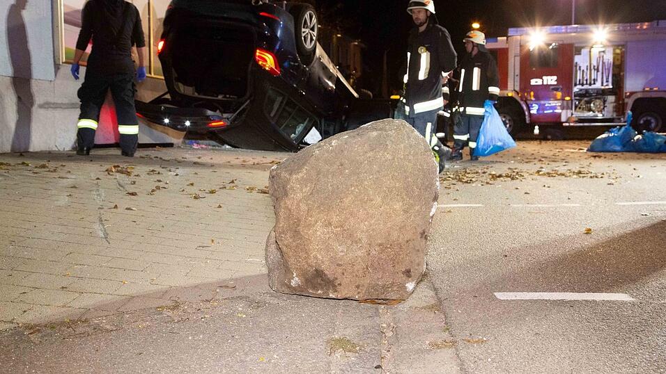 Schwerer Unfall am Dienstag kurz vor Mitternacht in Mengkofen (Kreis Dingolfing-Landau). Auch ein Rettungshubschrauber musste zur Unfallstelle beordert werden.