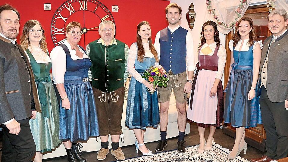 Nach der offiziellen Zusage: Heinz Winklm&uuml;ller, Anna-Lena Fischer, Marion und Helmut Buschek, das Ritterpaar Antonia Buschek und Tobias Jelinek, Elena Obermeier, Laura Jelinek und B&uuml;rgermeister Sandro Bauer (von links).