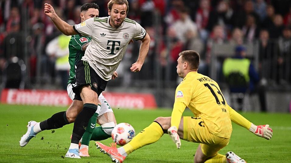 Endstation Kal Hein (r): Hier scheitert Harry Kane am Werder-Torhüter.