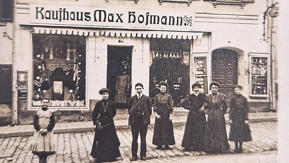 Ansicht des späteren Zinner-Hauses aus dem Jahr 1907 mit der Belegschaft des Vorbesitzers Max Hofman. Links im Bild das Lehrmädchen Peppi Kreiner (Jahrgang 1894).  (Repro) Ansicht des späteren Zinner-Hauses aus dem Jahr 1907 mit der Belegschaft des Vorbesitzers Max Hofman. Links im Bild das Lehrmädchen Peppi Kreiner (Jahrgang 1894).  (Repro)