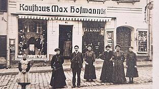 Ansicht des späteren Zinner-Hauses aus dem Jahr 1907 mit der Belegschaft des Vorbesitzers Max Hofman. Links im Bild das Lehrmädchen Peppi Kreiner (Jahrgang 1894).  (Repro) Ansicht des späteren Zinner-Hauses aus dem Jahr 1907 mit der Belegschaft des Vorbesitzers Max Hofman. Links im Bild das Lehrmädchen Peppi Kreiner (Jahrgang 1894).  (Repro)