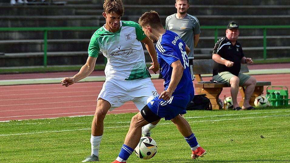 Das Hinspiel in Deggendorf endete mit einem 1:1-Unentschieden, nun soll in Oberdietfurt der Dreier her - bei der SpVgg (in wei&szlig;) erwartet man eine Partie auf schwer bespielbaren Untergrund.