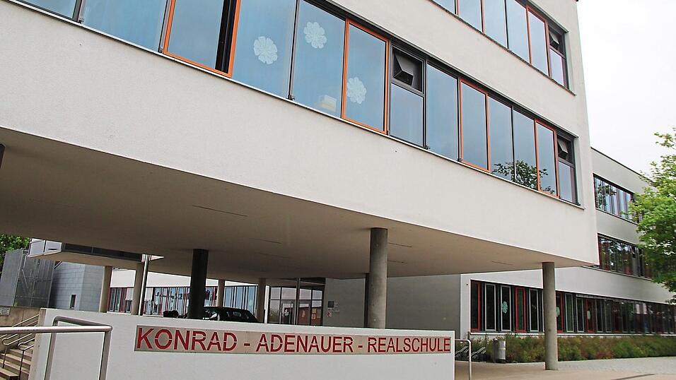 Ein volles Schulhaus: Die Konrad-Adenauer-Realschule Roding wird im neuen Schuljahr ab Herbst einige Sch&uuml;ler mehr haben.