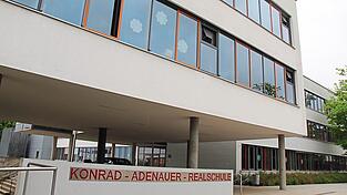 Ein volles Schulhaus: Die Konrad-Adenauer-Realschule Roding wird im neuen Schuljahr ab Herbst einige Schüler mehr haben. Ein volles Schulhaus: Die Konrad-Adenauer-Realschule Roding wird im neuen Schuljahr ab Herbst einige Schüler mehr haben.