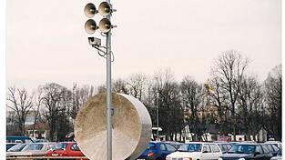 Die als Kunst am Bau zum Hofbergtunnel geh&ouml;rende Granitskulptur wirkte auf der Grieserwiese reichlich deplatziert.