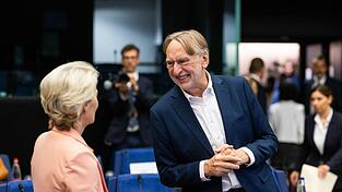 Bernd Lange (SPD) im Gespräch mit EU-Kommissionspräsidentin Ursula von der Leyen. (Archivbild)
