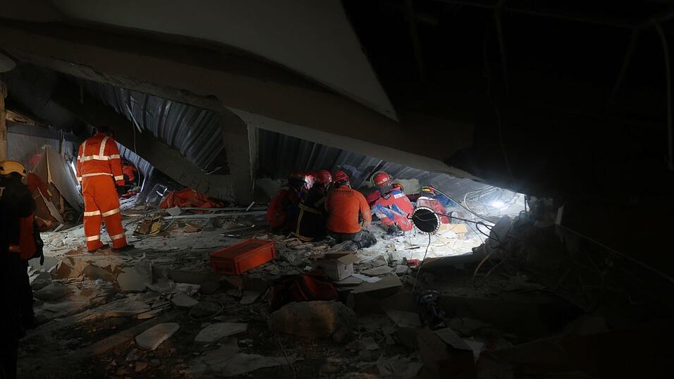 Das Schuldgebäude war erst teilweise fertiggestellt. Das Schuldgebäude war erst teilweise fertiggestellt.