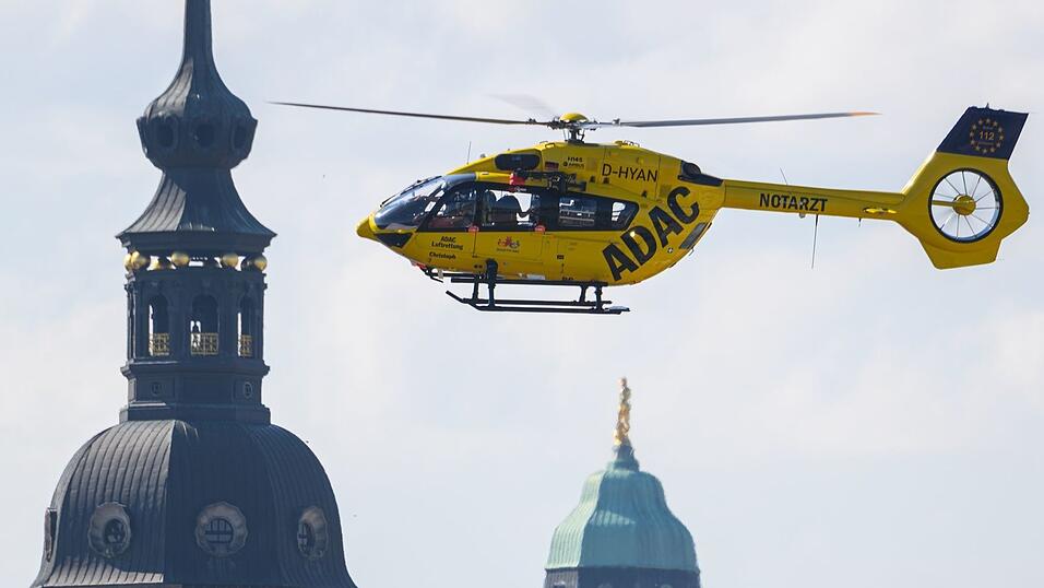 Leistet im Ernstfall schnelle Hilfe aus der Luft: Ein Rettungshubschrauber der ADAC Luftrettung fliegt am Himmel vor der Dresdner Altstadt. (Archivbild)