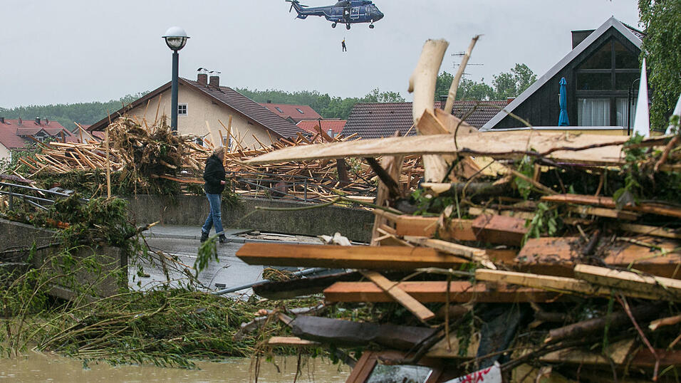 Ein Hubschrauber kreist am 1.06.2016 &uuml;ber dem Stadtzentrum von Simbach am Inn, wo sich Bretter, Balken und anderes Treibgut meterhoch t&uuml;rmt.