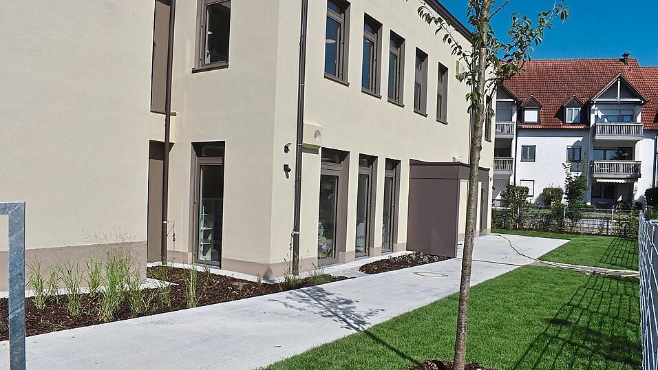 Einen gepflegten Eindruck hinterlassen die Au&szlig;enanlagen des neuen Kinderhortes mit den gesetzten B&auml;umen.