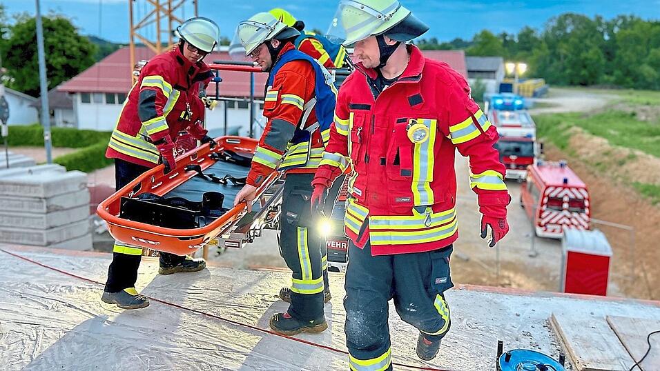 Der Verletzte wurde von der Schaufeltrage in eine Schleifkorbtrage umgeladen und dann mit der Drehleiter zum Boden gebracht.