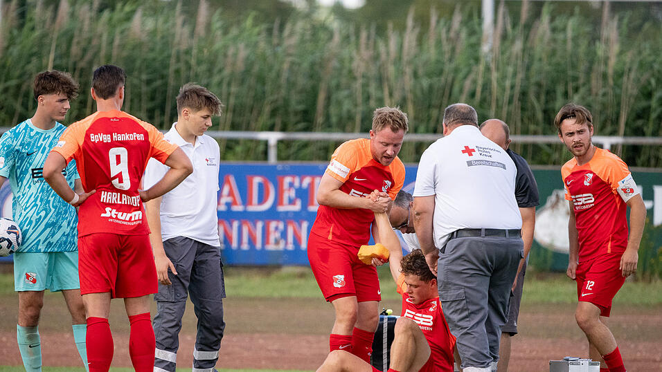 Schreckmoment: Hankofens Florian Sommersberger hilft dem verletzten Simon Pichlmeier auf die Beine. Der 20-J&auml;hrige zieht sich im Testspiel gegen den A-Nasr SC beim Zusammenprall mit einem Gegenspieler eine heftig blutende Platzwunde zu und muss ausgewechselt werden.