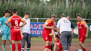 Schreckmoment: Hankofens Florian Sommersberger hilft dem verletzten Simon Pichlmeier auf die Beine. Der 20-Jährige zieht sich im Testspiel gegen den A-Nasr SC beim Zusammenprall mit einem Gegenspieler eine heftig blutende Platzwunde zu und muss ausgewechselt werden. Schreckmoment: Hankofens Florian Sommersberger hilft dem verletzten Simon Pichlmeier auf die Beine. Der 20-Jährige zieht sich im Testspiel gegen den A-Nasr SC beim Zusammenprall mit einem Gegenspieler eine heftig blutende Platzwunde zu und muss ausgewechselt werden.
