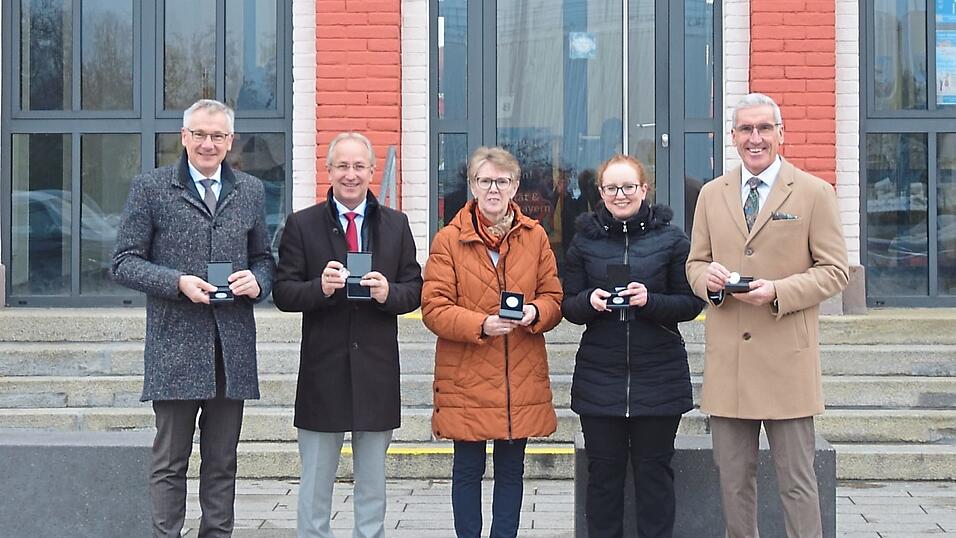 Vorstellung des Weihnachtstalers (von links): Landrat Werner Bumeder, Pressesprecher Robert Elsberger, Zweite Bürgermeisterin Maria Huber, Stadtarchivarin Lisa Pütz und Vorstandsvorsitzender Walter Strohmaier.