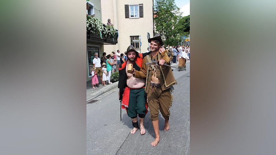 Die schönsten Augenblicke des historischen Drachenstich-Festzuges 2016. Die schönsten Augenblicke des historischen Drachenstich-Festzuges 2016.
