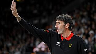 Alex Mumbru dirigiert wieder das Nationalteam. Alex Mumbru dirigiert wieder das Nationalteam.