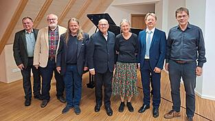Freuten sich &uuml;ber erhellende Einblicke in Fraunhofers Pers&ouml;nlichkeit (v.l.): Dr. Gerhard Lehrberger vom Mathias-von-Flurl-Forum, Vorsitzender des Historischen Vereins Dr. Stefan Maier, Pianist Franz Schnieringer, Vorsitzender des Hochschulstadt-Vereins Toni Hinterdobler, Stadtheimatpflegerin Dr. Dorit-Maria Krenn, Rektor des TUM-Campus Prof. Dr. Volker Sieber und Dr. Michael Richter vom Fraunhofer IGB.