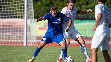 Bogens Michael Faber - hier eine Szene aus der Partie gegen Hauzenberg - nimmt sich tief in der Nachspielzeit der Partie gegen Schwandorf-Ettmannsdorf ein Herz und rettet seiner Mannschaft mit seinem Treffer zum 2:2 einen Punkt.