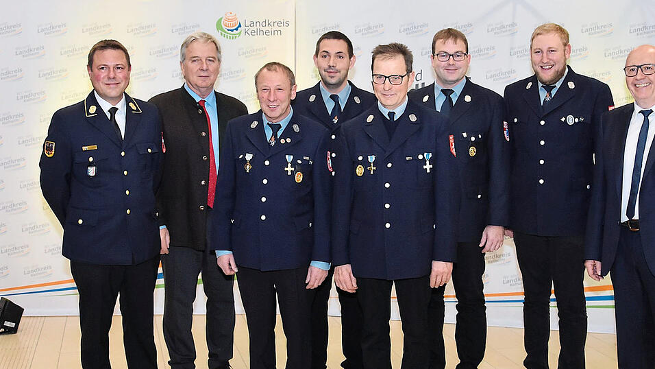 Mit Josef Mayer (50 Jahre), Ludwig Huber (40) und Richard Zausinger (25) von der FFW Niederumelsdorf kamen drei Geehrte aus der Gemeinde Siegenburg. Landrat Martin Neumeyer (rechts), Kreisbrandrat Nikolaus H&ouml;fler (links), B&uuml;rgermeister Johann Bergermeier (2. v. l.) und die begleitenden Vereinsvertreter gratulierten.
