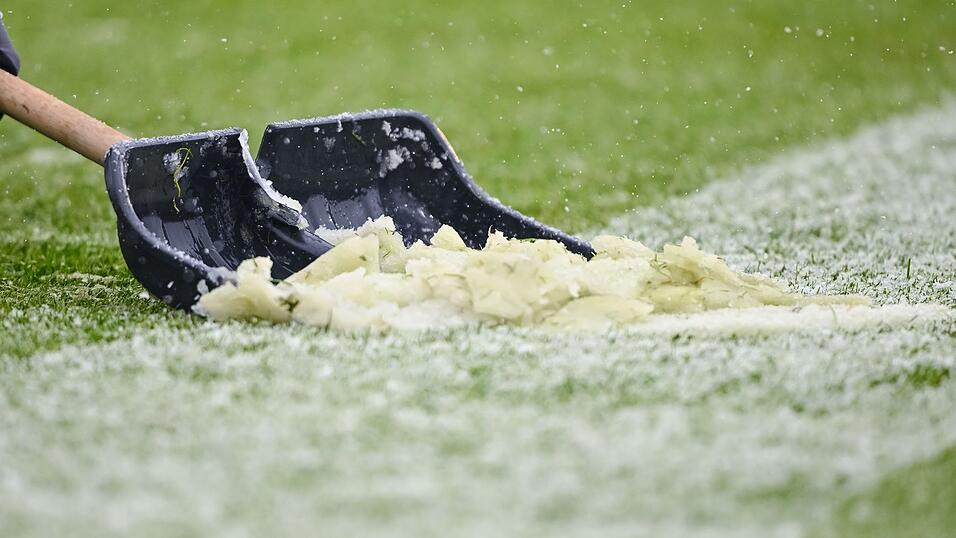 Auch das Frauenfu&szlig;ball-Topspiel Werder Bremen gegen den FC Bayern f&auml;llt wegen des Winterwetters aus. (Archivbild)