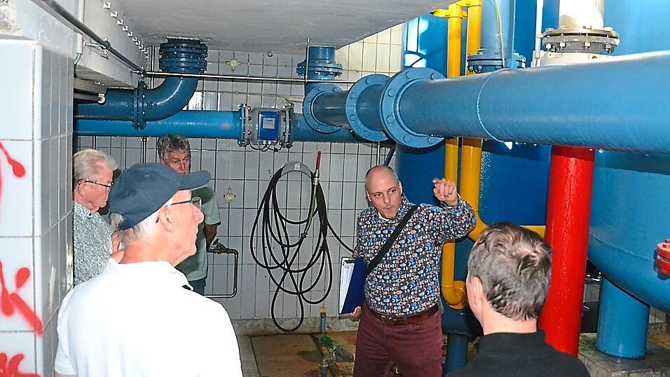 Der marode Zustand der technischen Anlagen wird bei einem Blick in den Keller des Wasserhauses deutlich.