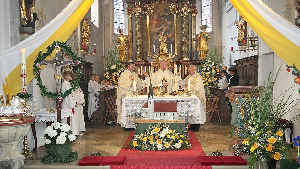 Generalvikar Prälat Michael Fuchs (Mitte) zelebrierte gemeinsam mit Pfarrer Markus Daschner (links) und Pfarrer Michael Bauer (rechts) den Festgottesdienst zum 300-Jährigen Kirchenjubiläum der Pfarrkirche Mariä Himmelfahrt. Generalvikar Prälat Michael Fuchs (Mitte) zelebrierte gemeinsam mit Pfarrer Markus Daschner (links) und Pfarrer Michael Bauer (rechts) den Festgottesdienst zum 300-Jährigen Kirchenjubiläum der Pfarrkirche Mariä Himmelfahrt.