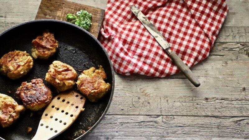 Kaspressknödel, man sagt auch Pressknödel oder Graukasknödel. Ursprünglich kommen die deftig-pikanten Knödel aus Österreich.