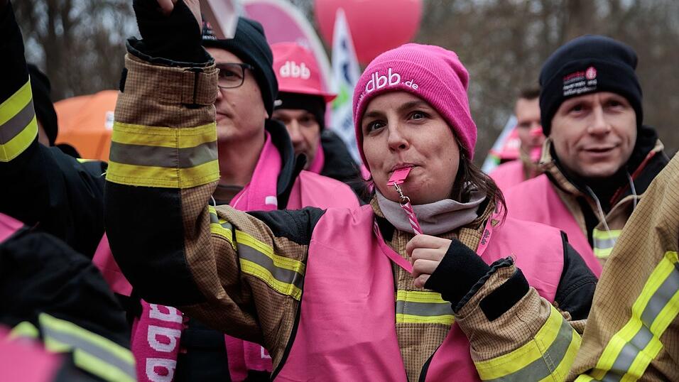 Proteste zum Verhandlungsauftakt. Proteste zum Verhandlungsauftakt.