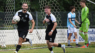 Arian Spahiu (l.) sorgte per Handelfmeter in Bischofsmais f&uuml;r den 2:1-Siegtreffer der Deggendorfer.