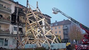 Mit einem Holzger&uuml;st wurde das Geb&auml;ude stabilisiert.