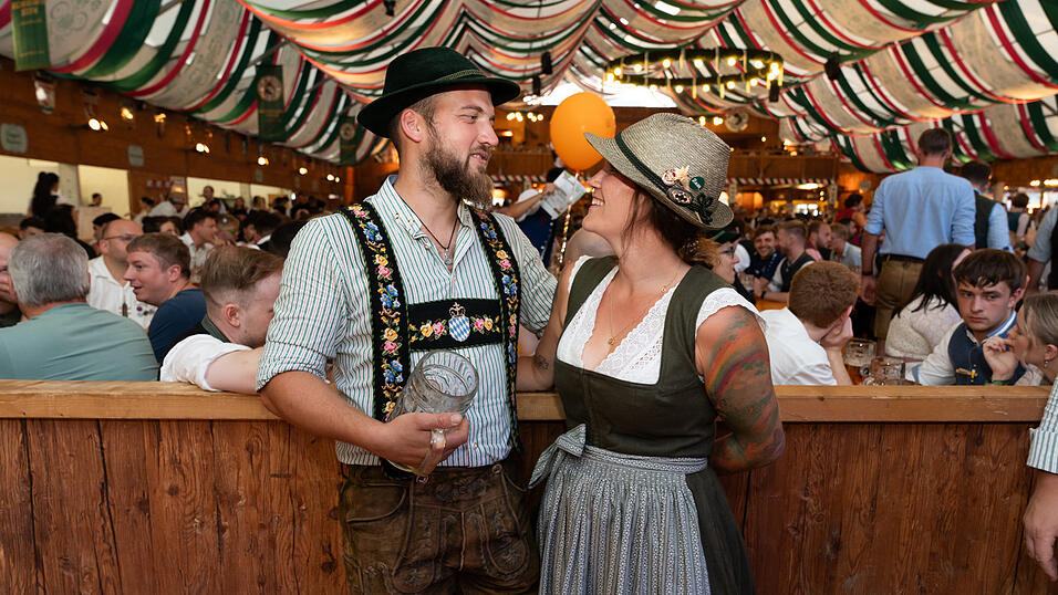 Die Partybilder vom Montag, 12. August 2024, aus dem Festzelt Weckmann. Die Partybilder vom Montag, 12. August 2024, aus dem Festzelt Weckmann.