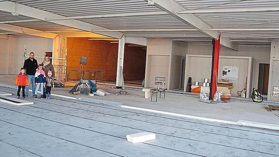 Seit Sommer vergangenen Jahres läuft die Baustelle in Mitterdorf, in die die Familie Baumer neben viel Geld auch ihr Herzblut steckt. In der ehemaligen Halle von Zweirad Kellner, zuvor Opel Meillinger beziehungsweise Raab, wird alles von Grund auf erneuert. Seit Sommer vergangenen Jahres läuft die Baustelle in Mitterdorf, in die die Familie Baumer neben viel Geld auch ihr Herzblut steckt. In der ehemaligen Halle von Zweirad Kellner, zuvor Opel Meillinger beziehungsweise Raab, wird alles von Grund auf erneuert.