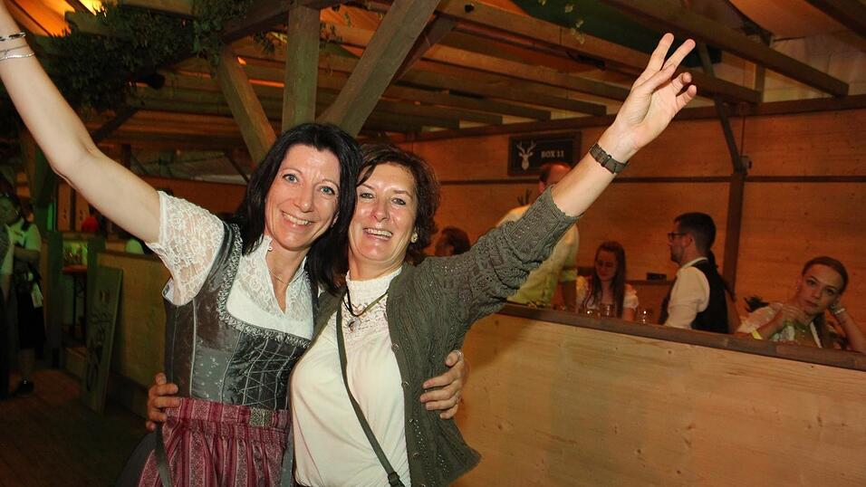 Viele Landshuter feierten am Freitagabend auf der Bartlmädult. Viele Landshuter feierten am Freitagabend auf der Bartlmädult.