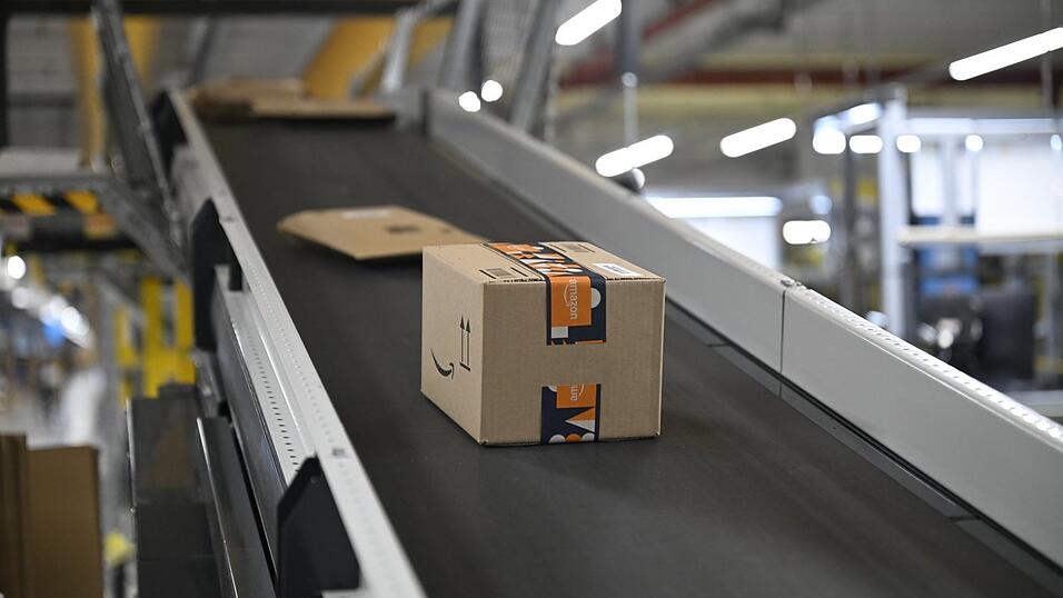 Ein Flie&szlig;band zum Weitertransport der Pakete: &Ouml;DP-Kreisrat Michael Peter Schmalz will, dass die Regierung von Niederbayern die Auswirkungen des geplanten Amazon-Logistikzentrums bei Bachl in einer Raumvertr&auml;glichkeitspr&uuml;fung untersucht.