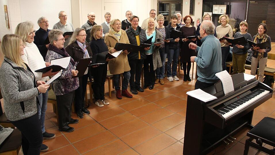 Der Kirchenchor St. Johannes mit seinem Leiter Josef Mandl bei einer Probe im M&auml;rz.