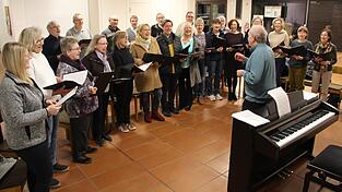 Der Kirchenchor St. Johannes mit seinem Leiter Josef Mandl bei einer Probe im März. Der Kirchenchor St. Johannes mit seinem Leiter Josef Mandl bei einer Probe im März.