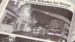 Mit der Drehleiter rettete die Feuerwehr Landau 1999 die 92-j&auml;hrige Bewohnerin, berichtete die LZ am Morgen nach dem Brand.