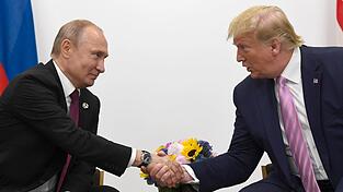 Bereits wenige Stunden nach seiner Amtseinführung hatte Donald Trump (r) angekündigt, er wolle möglichst schnell mit Wladimir Putin (l) reden. (Archivbild) Bereits wenige Stunden nach seiner Amtseinführung hatte Donald Trump (r) angekündigt, er wolle möglichst schnell mit Wladimir Putin (l) reden. (Archivbild)